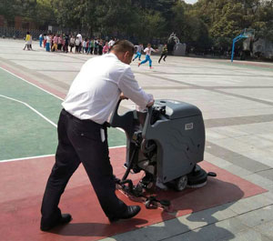 南昌市洪都小学采购使用ayx体育在线登录X530手推式洗地机
